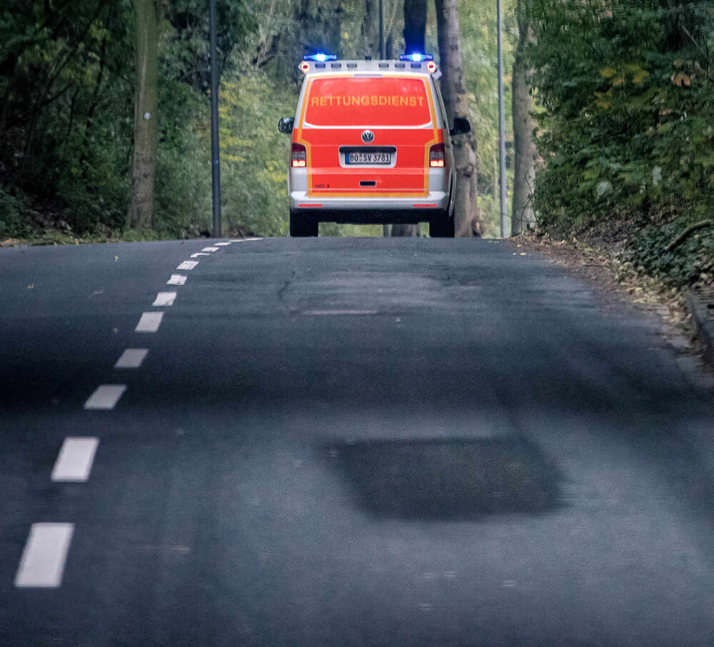 Rettungswagen auf einer Landstraße